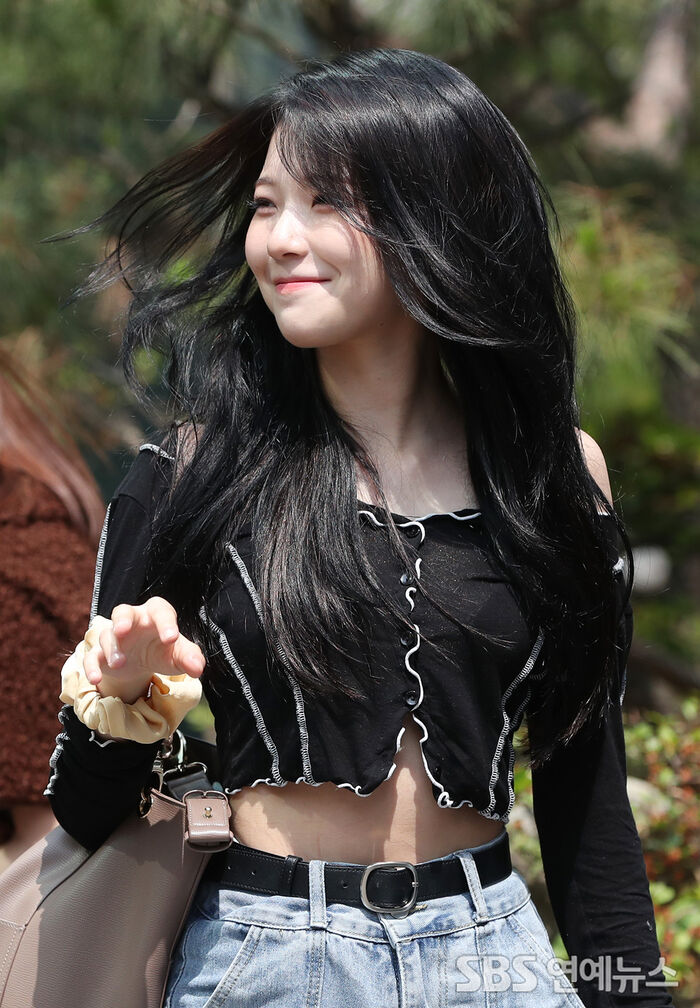 [Throwback] BAEK JIHEON of fromis_9 Radiates Fresh, Bubbly Charm at KBS