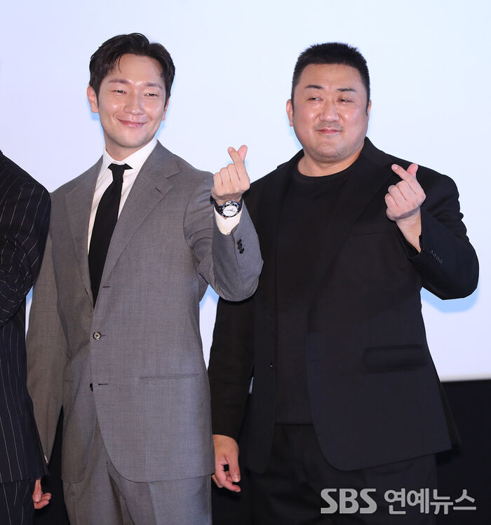 Son Suk-ku and Ma Dong-seok share a playful photo moment at The Roundup event