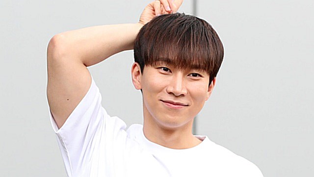[Throwback] BTOB’s SEO EUNKWANG Flashes a Playful Peace Sign