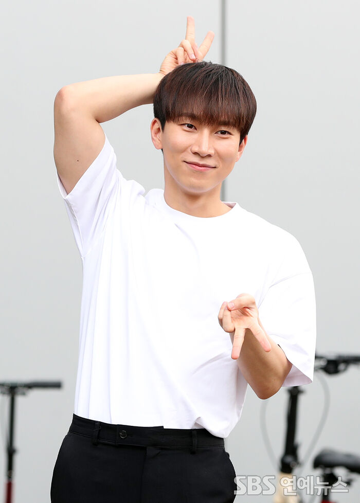 [Throwback] BTOB’s SEO EUNKWANG Flashes a Playful Peace Sign