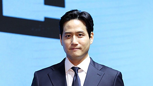 [Throwback] Park Hae-jun Turns Heads at Emergency Declaration Press Conference