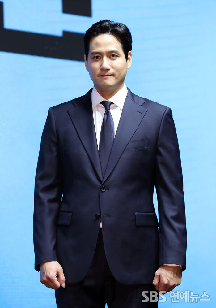 [Throwback] Park Hae-jun Turns Heads at Emergency Declaration Press Conference