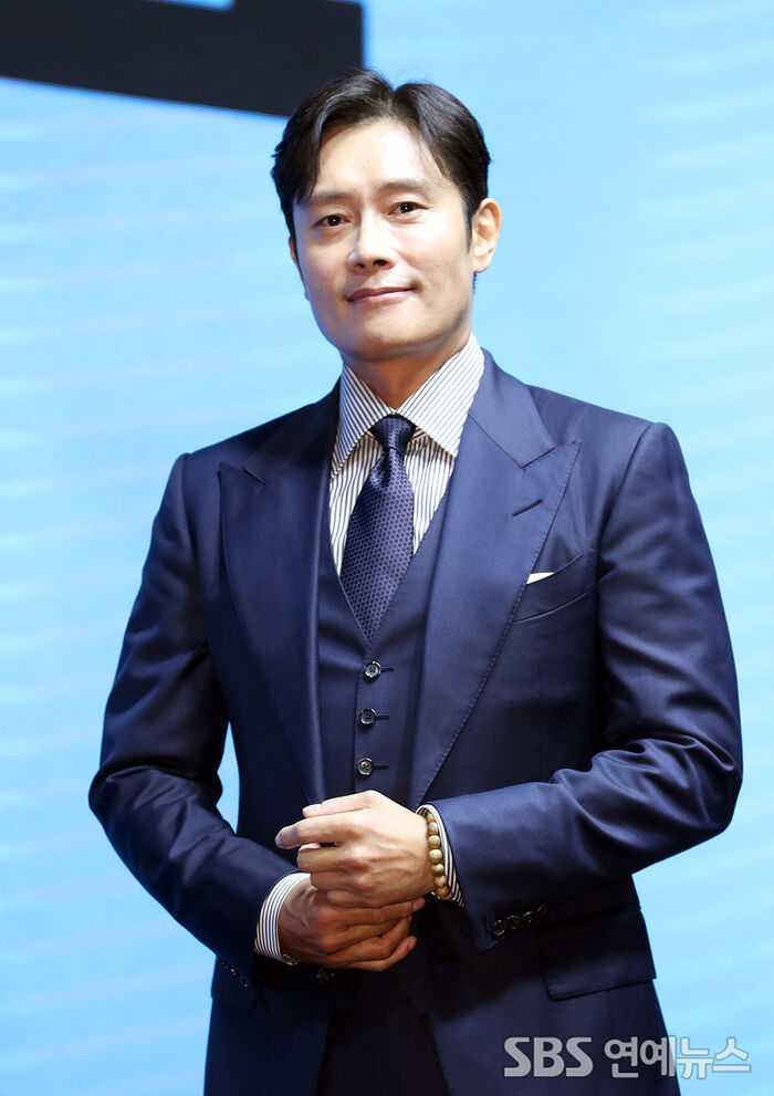 [Throwback] Lee Byung-hun Flashes a Gentleman's Smile