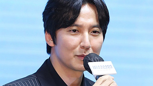 [Throwback] Kim Nam-gil Takes the Co-Pilot Seat at 'Emergency Declaration' Press Conference