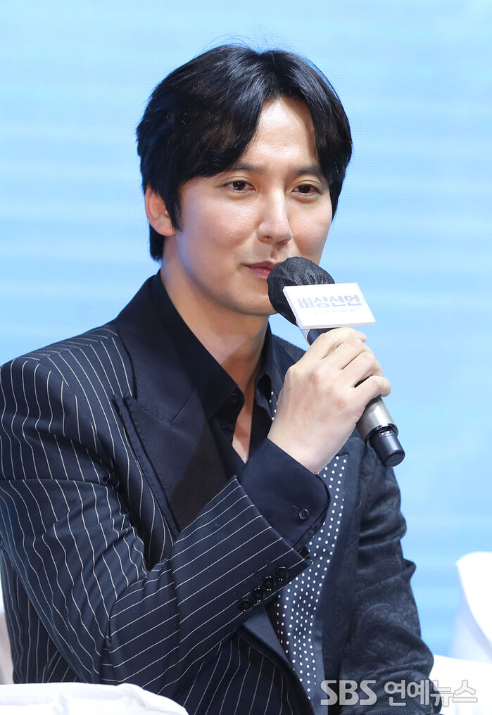[Throwback] Kim Nam-gil Takes the Co-Pilot Seat at 'Emergency Declaration' Press Conference