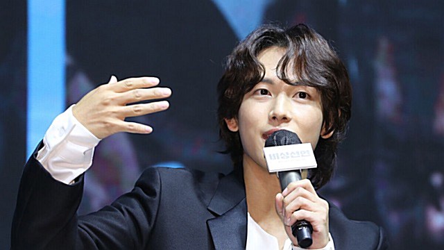 [Throwback] Yim Siwan Teases His Mysterious ‘Emergency Declaration’ Passenger