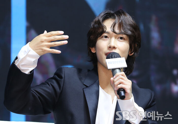 [Throwback] Yim Siwan Teases His Mysterious ‘Emergency Declaration’ Passenger