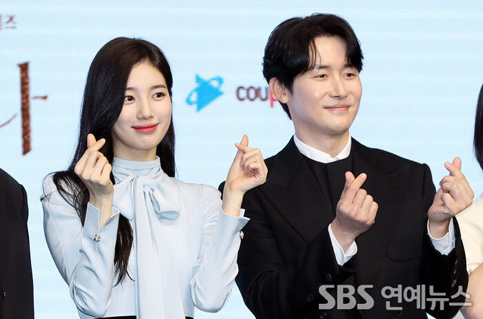 [Throwback] Suzy and Kim Jun Han Share a Sweet Heart Pose at the ANNA Press Event