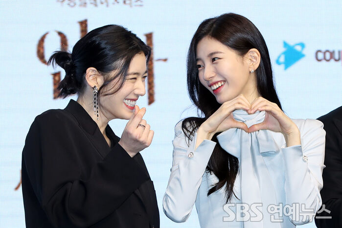 [Throwback] Jung Eun-Chae and Suzy Share a Heart Pose at 'ANNA' Press Event