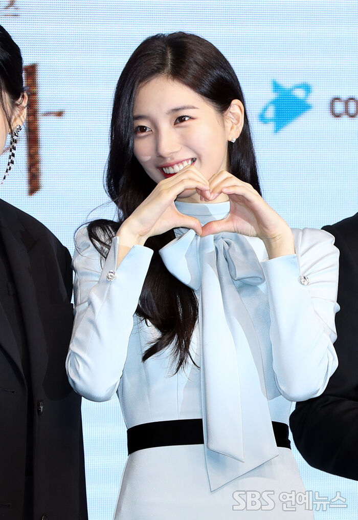 [Throwback] Suzy's Heart-Melting Pose at the 'ANNA' Press Event