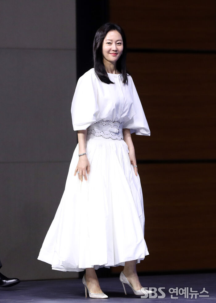 [Throwback] Yum Jung-ah Stuns in an All-White Dress
