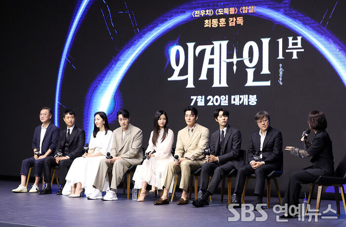 [Throwback] ‘Alienoid Part 1’ Cast and Director Shine at Seoul Press Conference