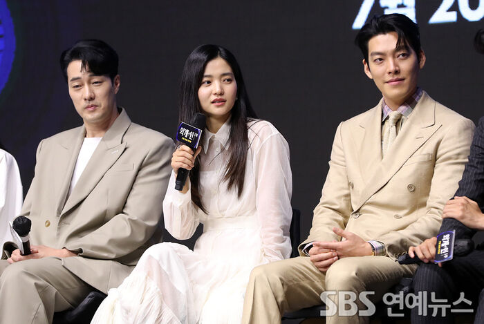 [Throwback] Kim Taeri Between Two Broad-Shouldered Co-Stars at Alienoid Press Event