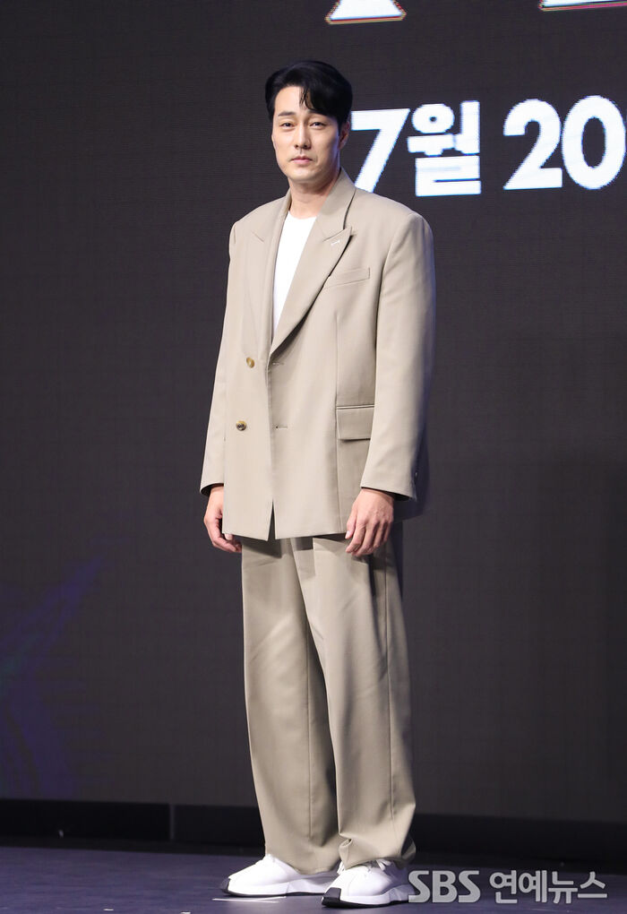 [Throwback] So Jisub Exudes Effortless Movie-Star Cool at 'Alienoid' Photocall