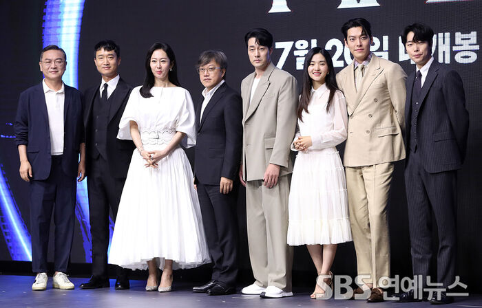 Alienoid: Part 1 Cast Poses at Press Event