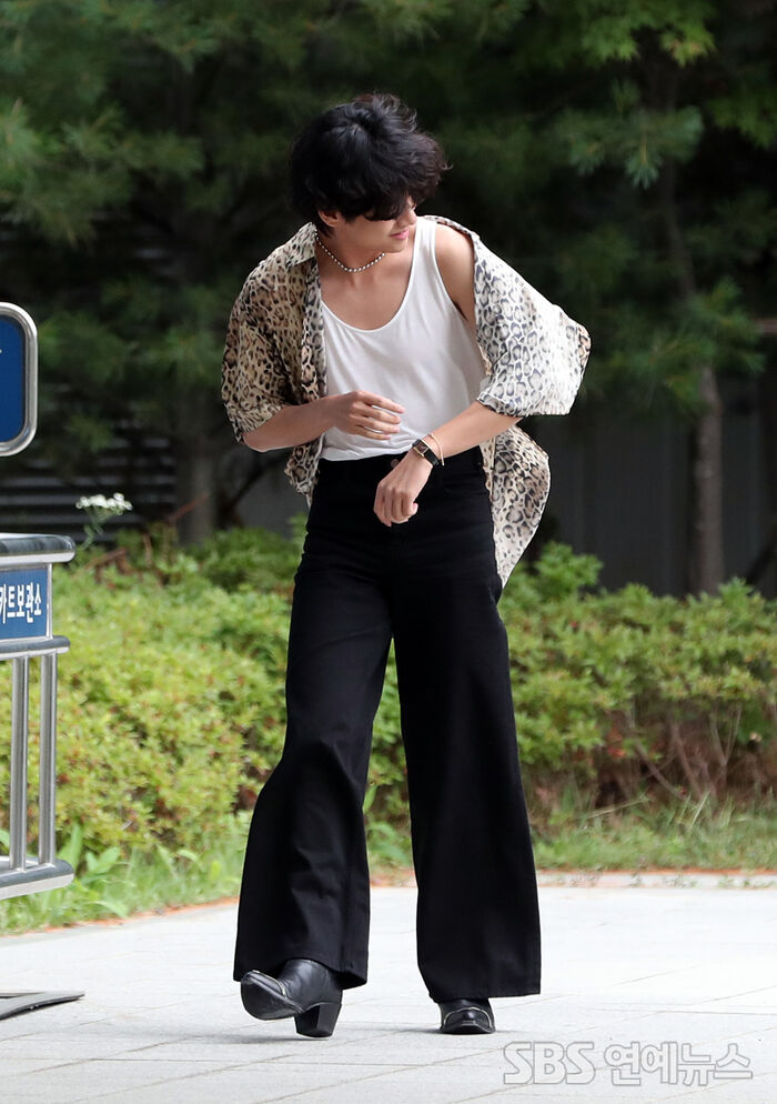 [Throwback] BTS' V Makes the Windblown Look Effortless