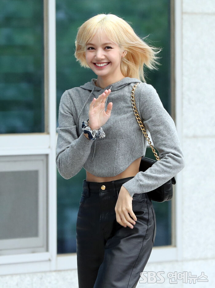 [Throwback] BLACKPINK's LISA Flashes with Lovely Smile
