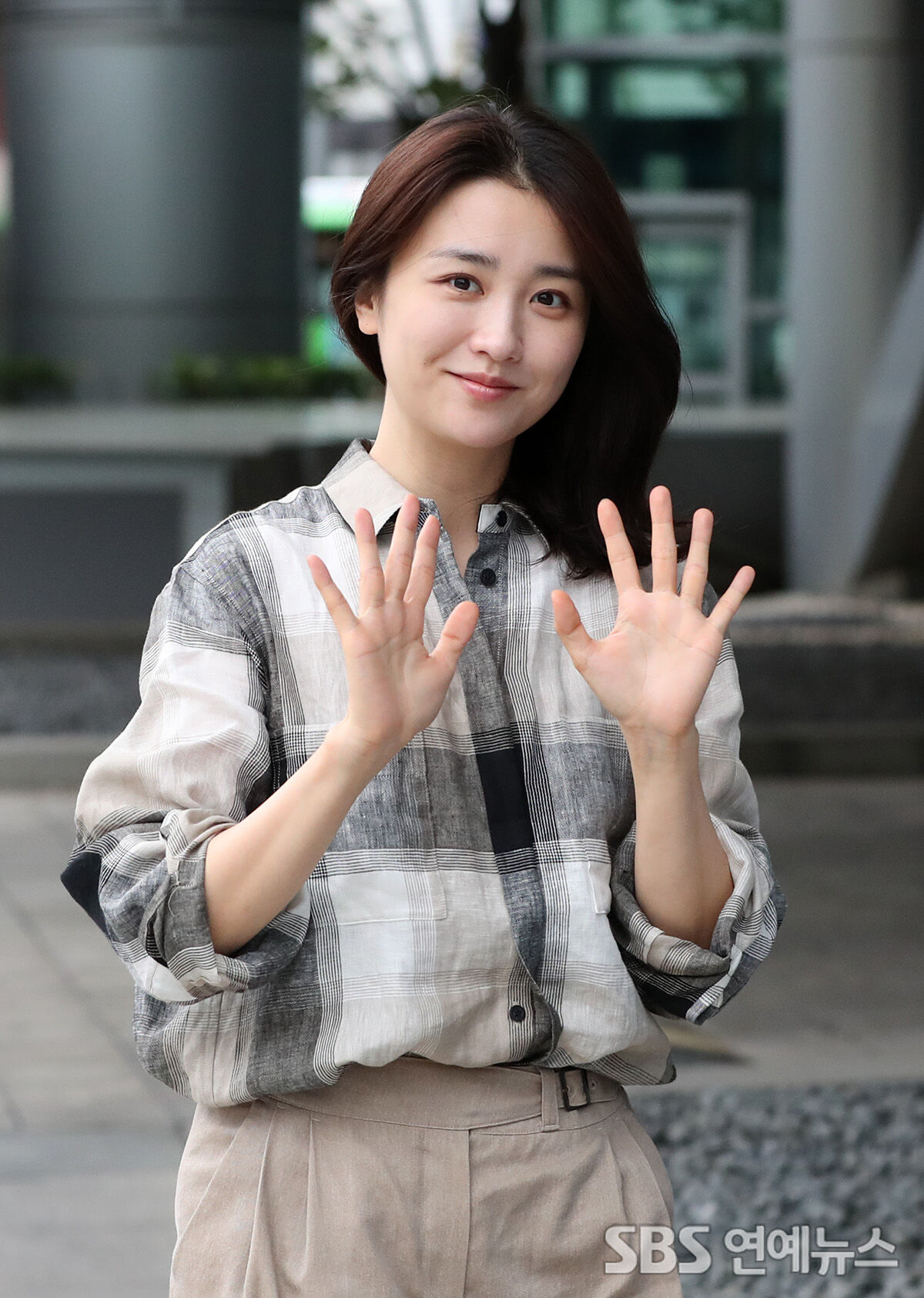 [E포토] 박하선, '사랑스러운 손인사와 함께하는 출근길'