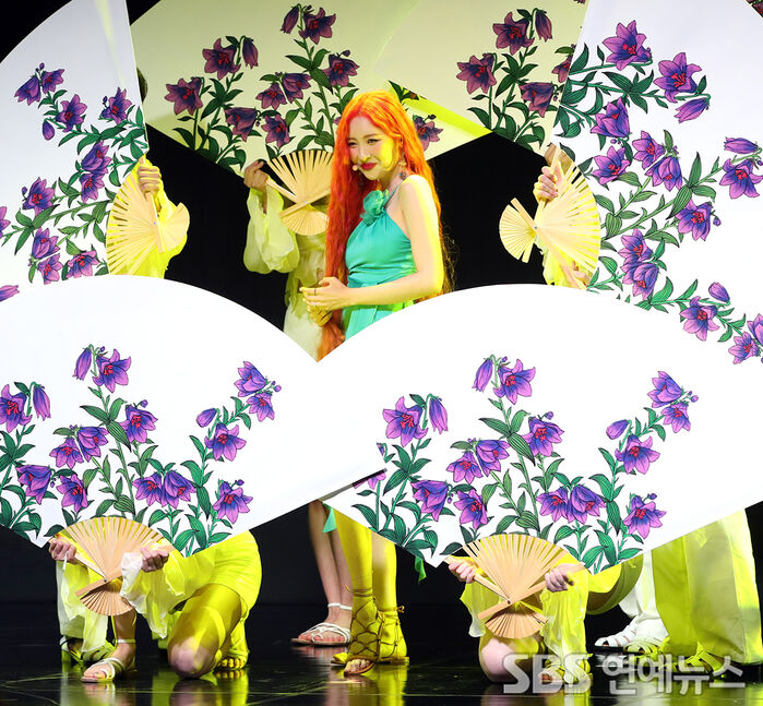 [Throwback] SUNMI Stuns With a Korean-Inspired Fan Dance
