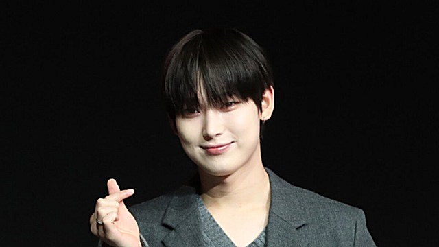 [Throwback] ENHYPEN’s SUNOO Sends Hearts With a Sweet Smile