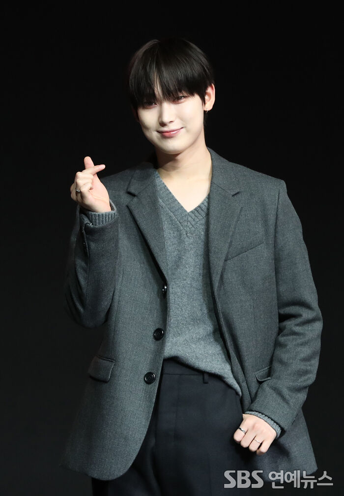 [Throwback] ENHYPEN’s SUNOO Sends Hearts With a Sweet Smile