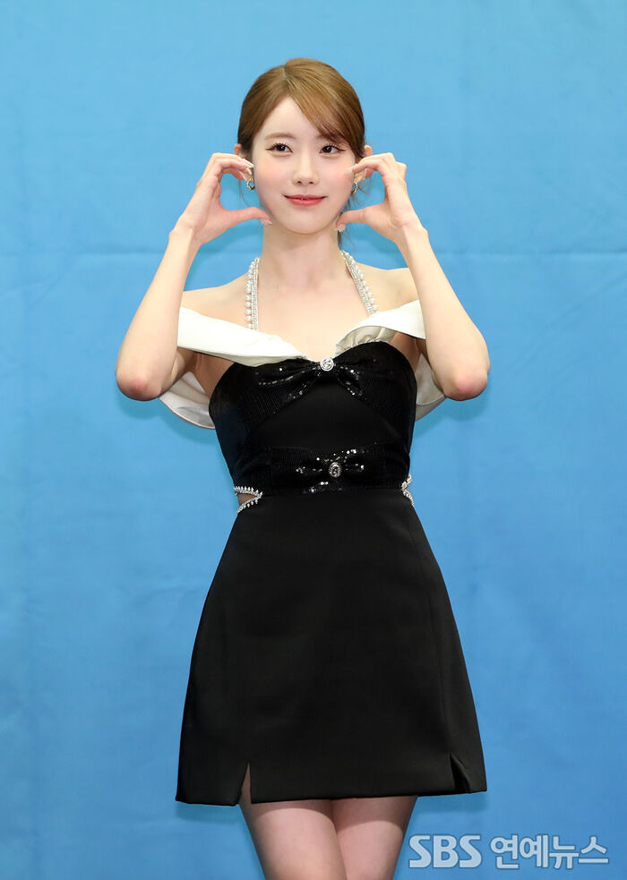 [Throwback] WJSN's LUDA Serves Adorable Cheek-Heart Pose