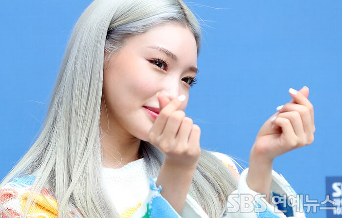 [Throwback] CHUNG HA Sends Hearts Racing With a Heart Pose and Killer Gaze