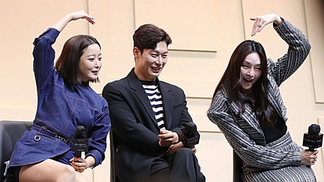 [E포토] 박훈, '김희선-차지연 하트 속에서 행복 미소'