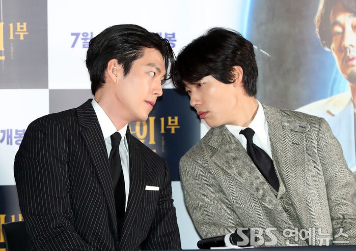 [Throwback] Kim Woo-bin and Ryu Junyeol Share a Candid Moment at 'Alienoid Part 1' Press Screening