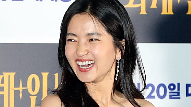 [Throwback] Kim Taeri Flashes an Out-of-This-World Smile at the 'Alienoid' Press Screening