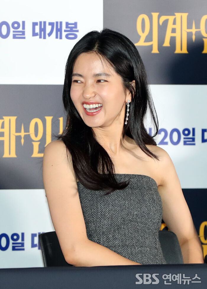[Throwback] Kim Taeri Flashes an Out-of-This-World Smile at the 'Alienoid' Press Screening