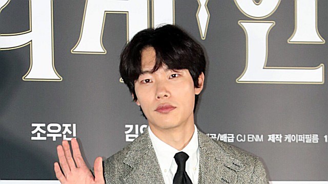 [E포토] 류준열, '도사의 훈훈한 손인사'