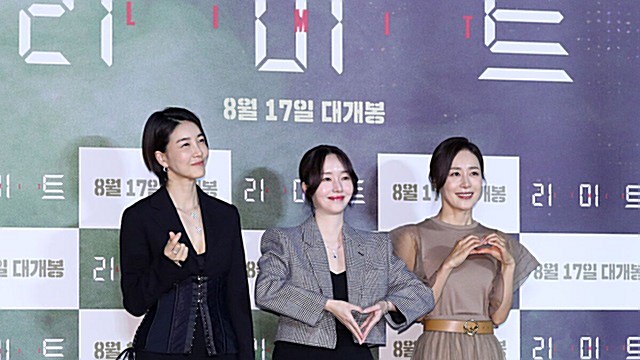 [E포토] 진서연-이정현-문정희, '여배우들의 강렬한 시너지'