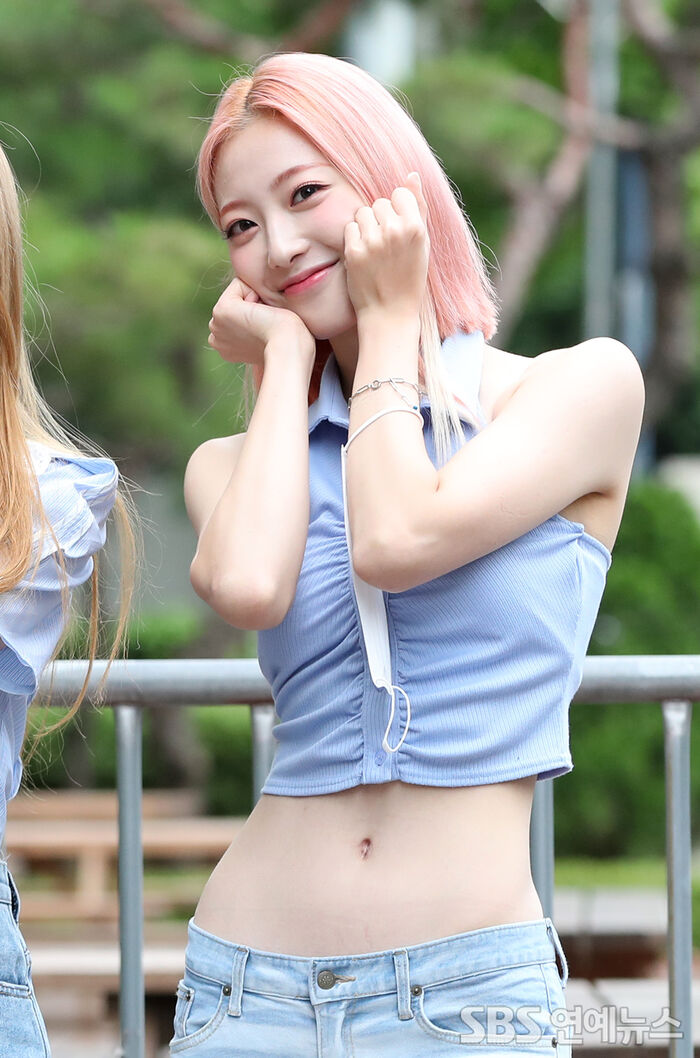 [Throwback] H1-KEY's RIINA Turns Heads En Route to KBS Rehearsal