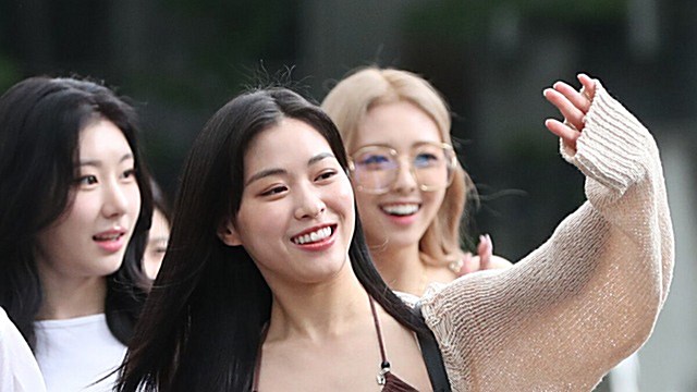 [Throwback] ITZY's RYUJIN Serves a Head-Turning Beachy Look