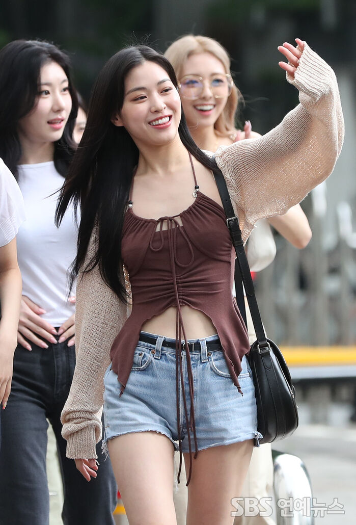 [Throwback] ITZY's RYUJIN Serves a Head-Turning Beachy Look