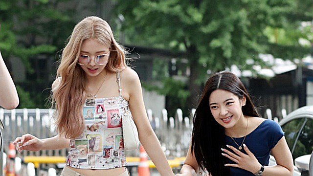 [Throwback] ITZY’s YUNA and LIA Hold Hands in Sweet Arrival