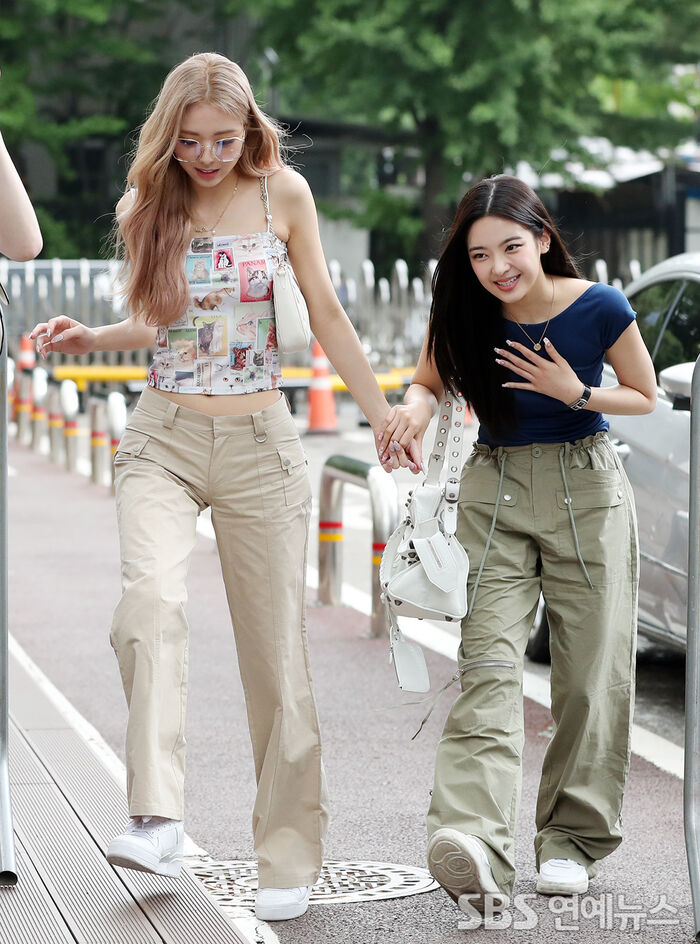 [Throwback] ITZY’s YUNA and LIA Hold Hands in Sweet Arrival