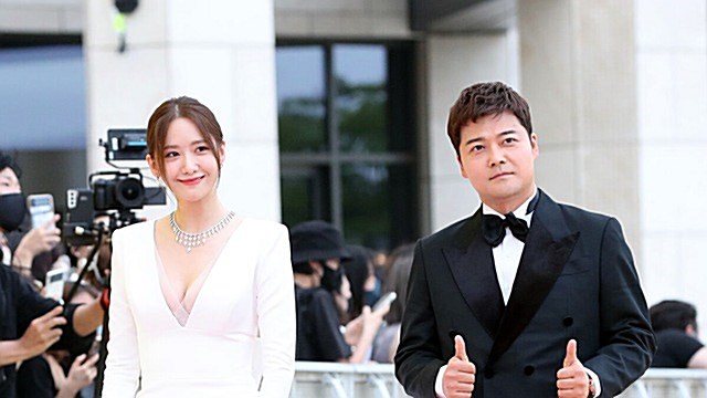 [Throwback] YOONA and Jun Hyunmoo Own the Red Carpet at the Blue Dragon Series Awards