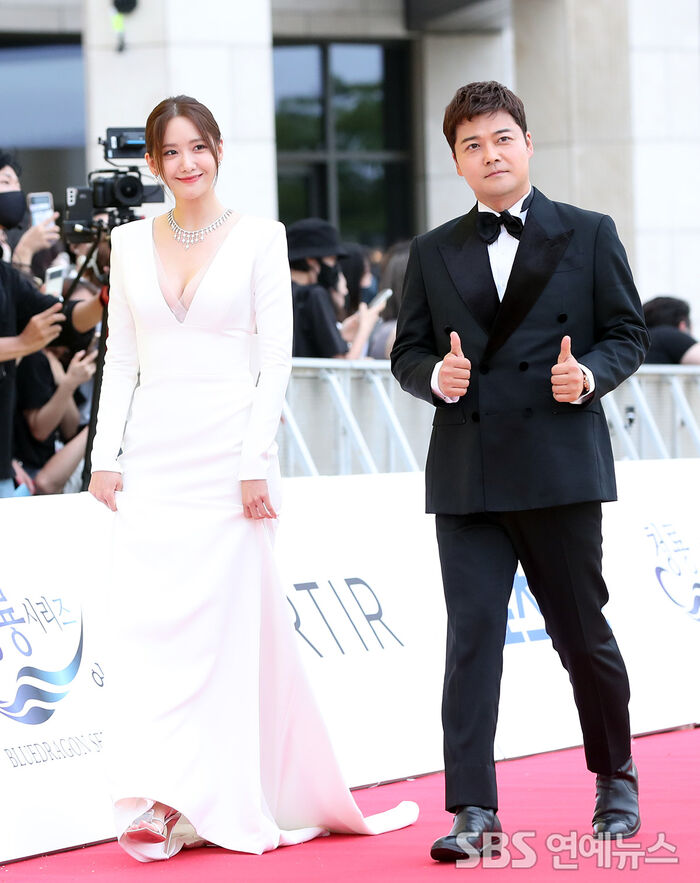 [Throwback] YOONA and Jun Hyunmoo Own the Red Carpet at the Blue Dragon Series Awards