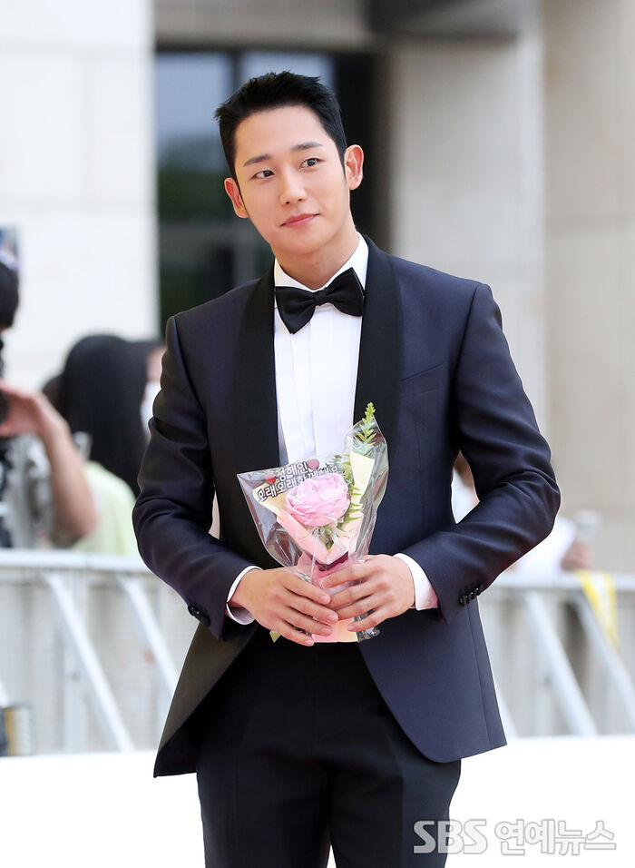 [Throwback] Jung Hae-in Smolders at the Blue Dragon Series Awards Red Carpet