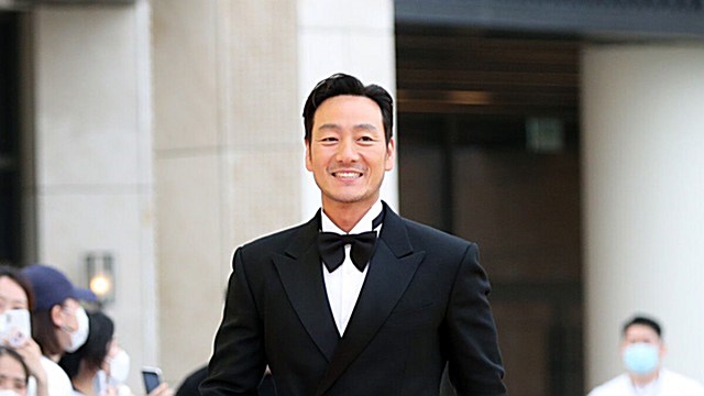 [Throwback] Park Hae-soo Suits Up Like Netflix's MVP at the Blue Dragon Series Awards