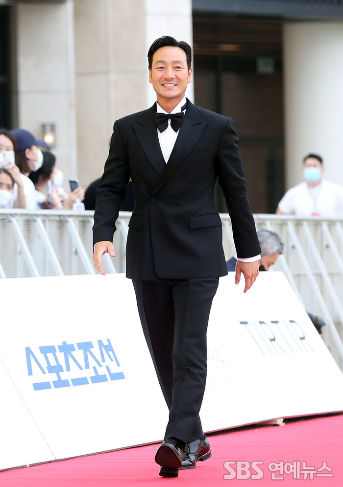 [Throwback] Park Hae-soo Suits Up Like Netflix's MVP at the Blue Dragon Series Awards