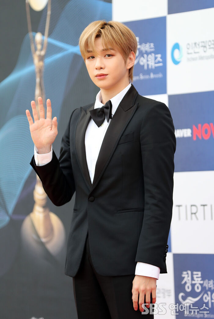 [Throwback] KANG DANIEL Stuns in a Tux on the Blue Dragon Red Carpet