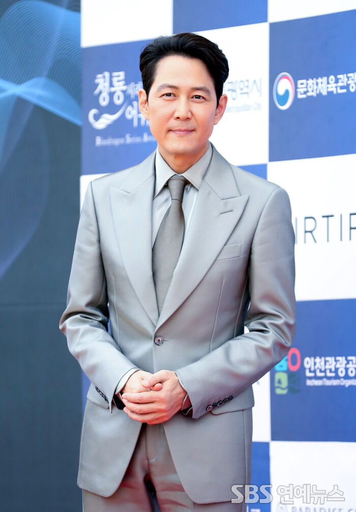 [Throwback] Lee Jung-jae Nods to ‘Squid Game’ in an Inky Suit