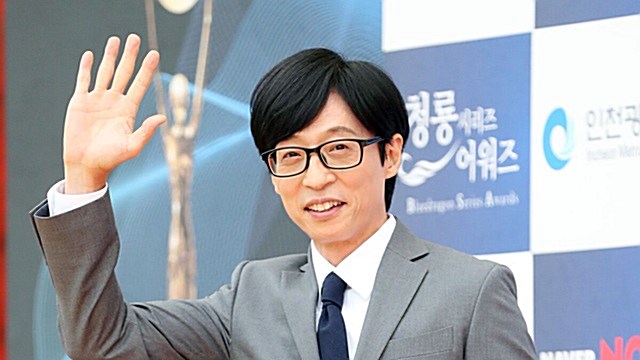 [Throwback] Yu Jae-seok Lights Up the Blue Dragon Series Awards Red Carpet