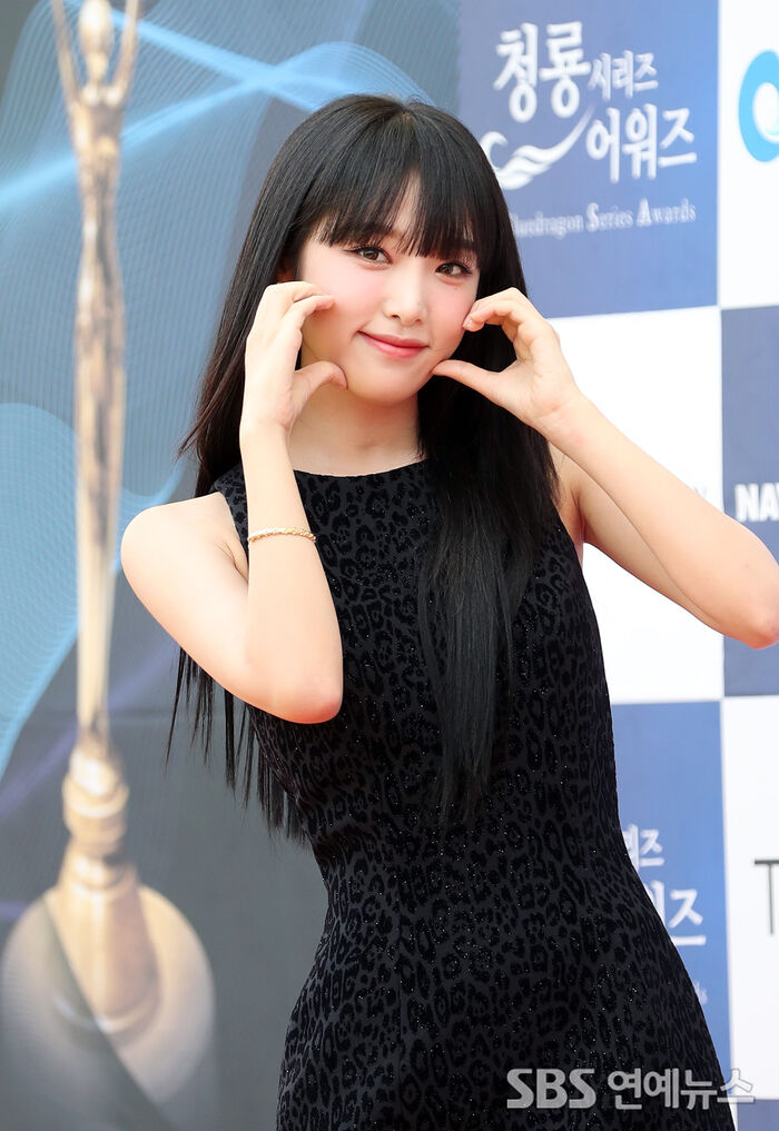 [Throwback] YENA Claims the Cheek-Heart Crown on the Blue Dragon Series Awards Red Carpet