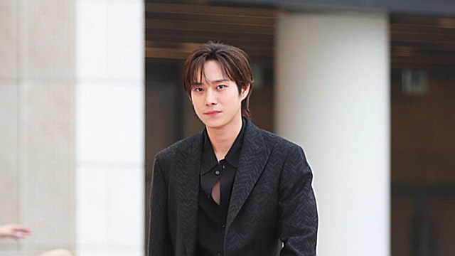 [Throwback] Kim Young Dae Turns Heads on the Blue Dragon Series Awards Red Carpet as a Presenter