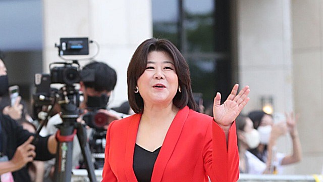 [Throwback] Lee Jung-eun Turns the Red Carpet Even Redder
