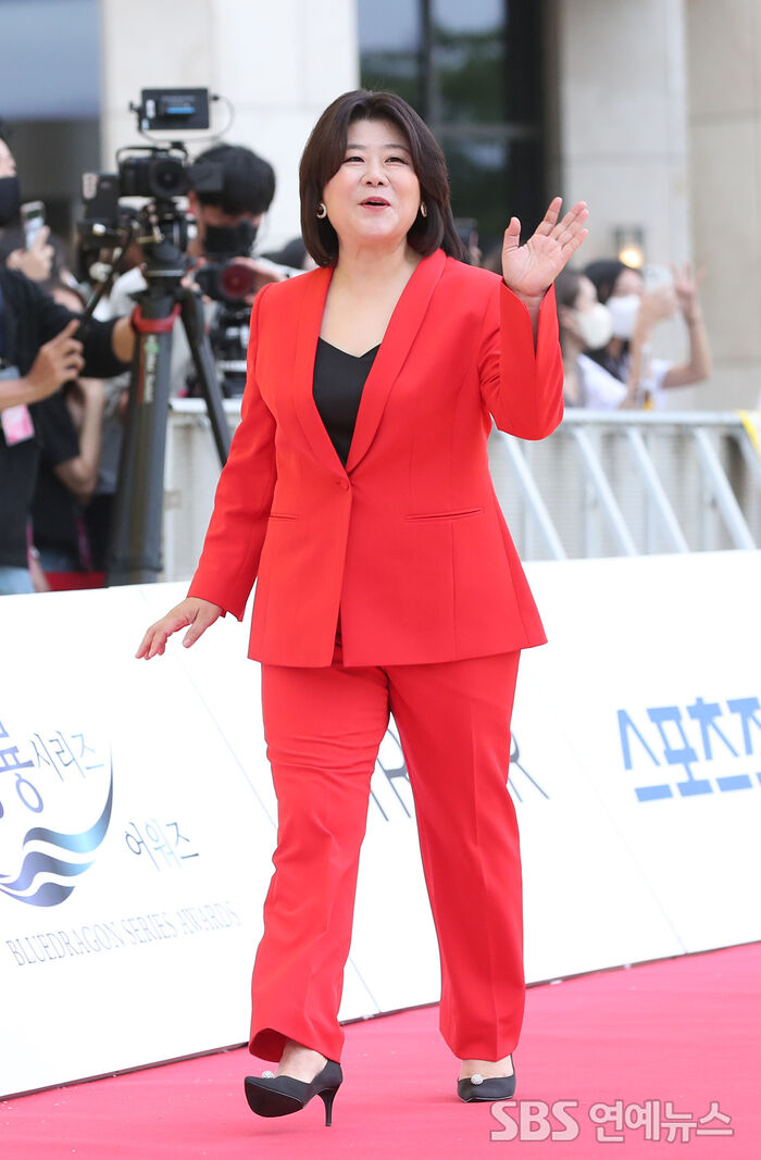 [Throwback] Lee Jung-eun Turns the Red Carpet Even Redder